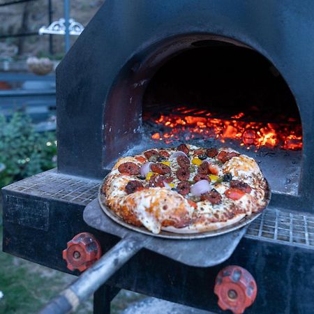 Stayvista At Floradale W Jacuzzi & Wood-Fire Pizza カソーリ エクステリア 写真