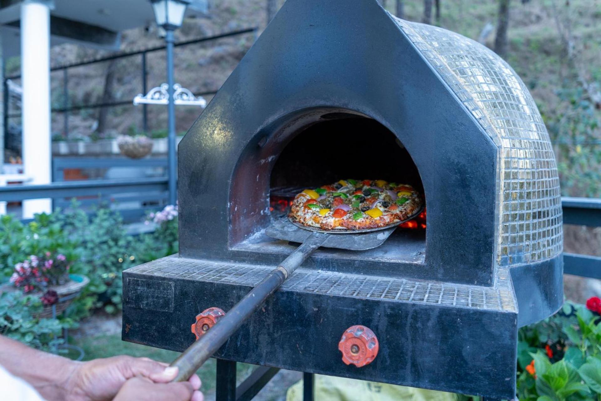 Stayvista At Floradale W Jacuzzi & Wood-Fire Pizza カソーリ エクステリア 写真
