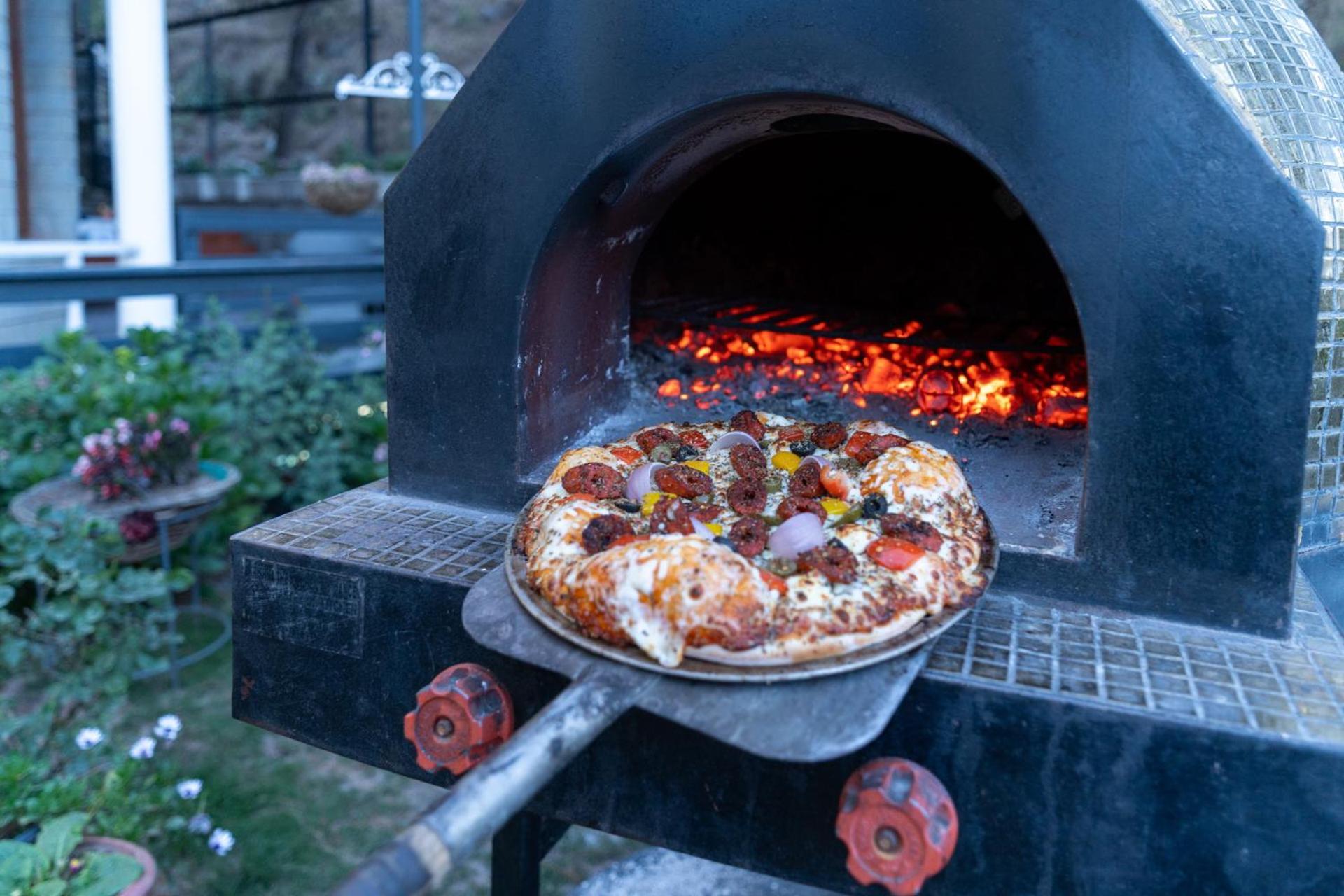 Stayvista At Floradale W Jacuzzi & Wood-Fire Pizza カソーリ エクステリア 写真
